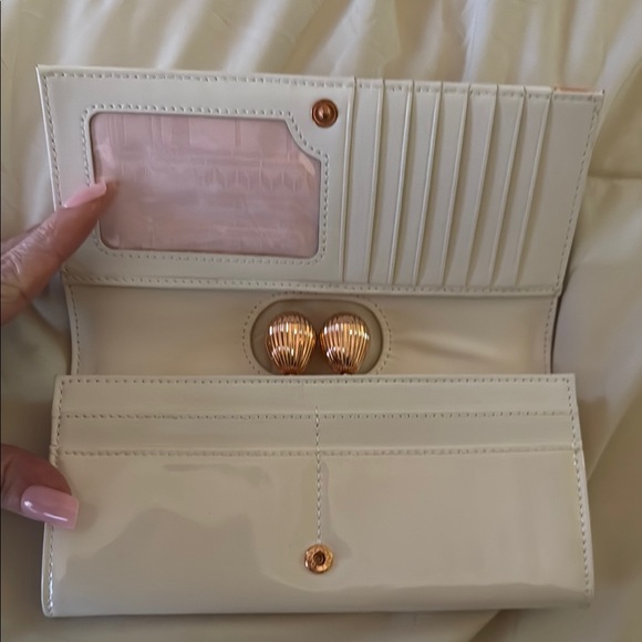 Elegant Floral Clutch in White and Red - Picture 3 of 6